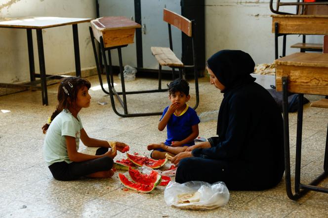Une famille bédouine réfugiée dans une école en Syrie