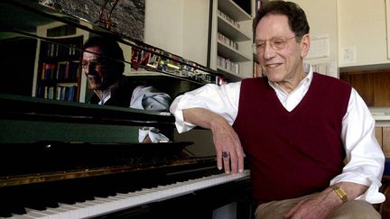 Le musicien américain à son piano dans sa maison de Santa Cruz, Californie, le 21 avril 2000. (Paul Sakuma/AP/SIPA / SIPA)