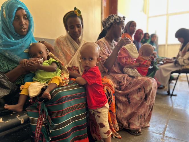 Des mères avec leurs enfants souffrant de malnutrition attendent dans le couloir de l’hôpital d’Abala, dans le nord de l’Éthiopie, le 5 juillet 2025.