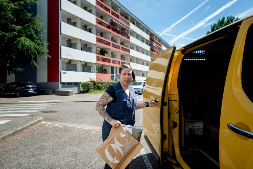 Gisèle, factrice, livre des colis dans le quartier populaire de la Reyssouze, à Bourg-en-Bresse.