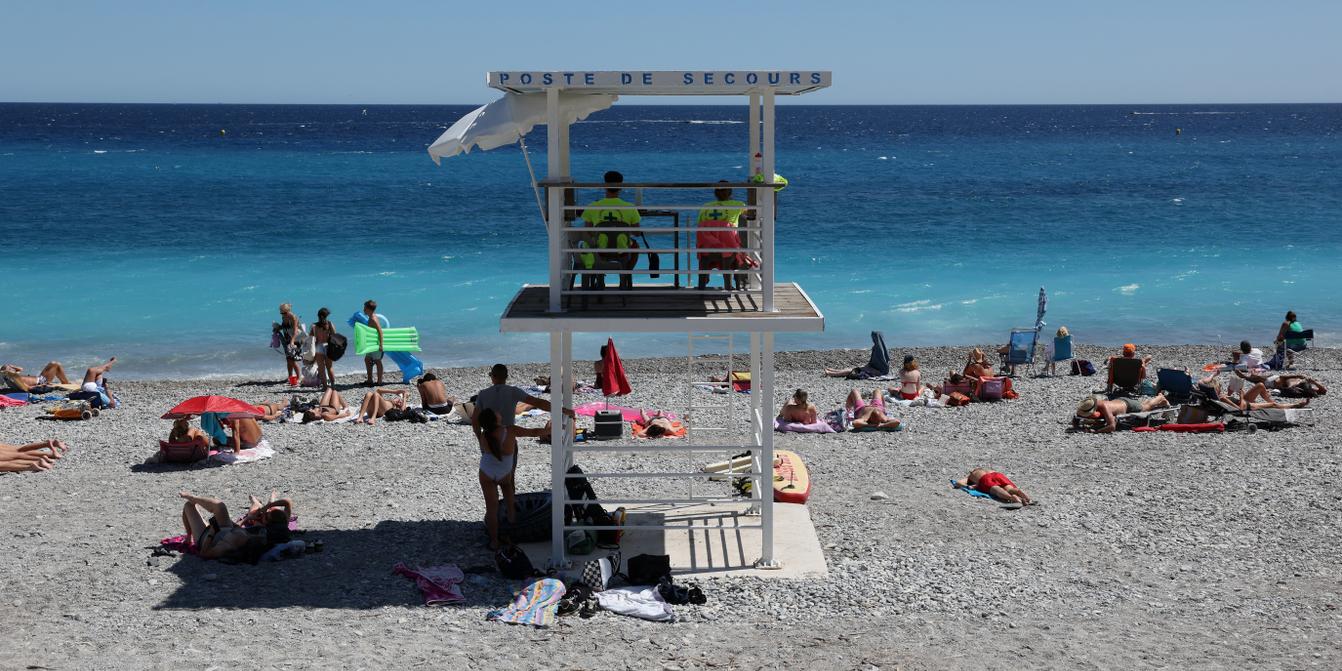 Plage surveillée en France avec vigilance des sauveteurs
