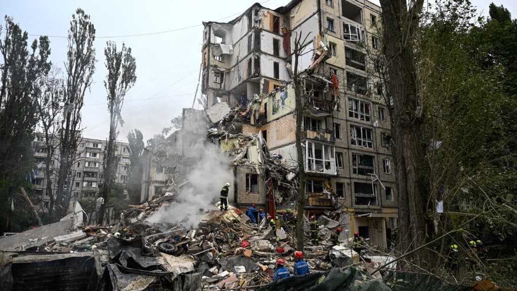 Ville en ruines après une frappe russe à Kiev