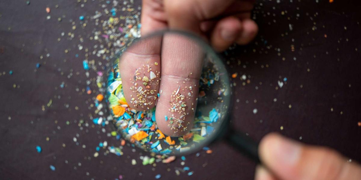 Microplastiques en suspension dans l'air intérieur