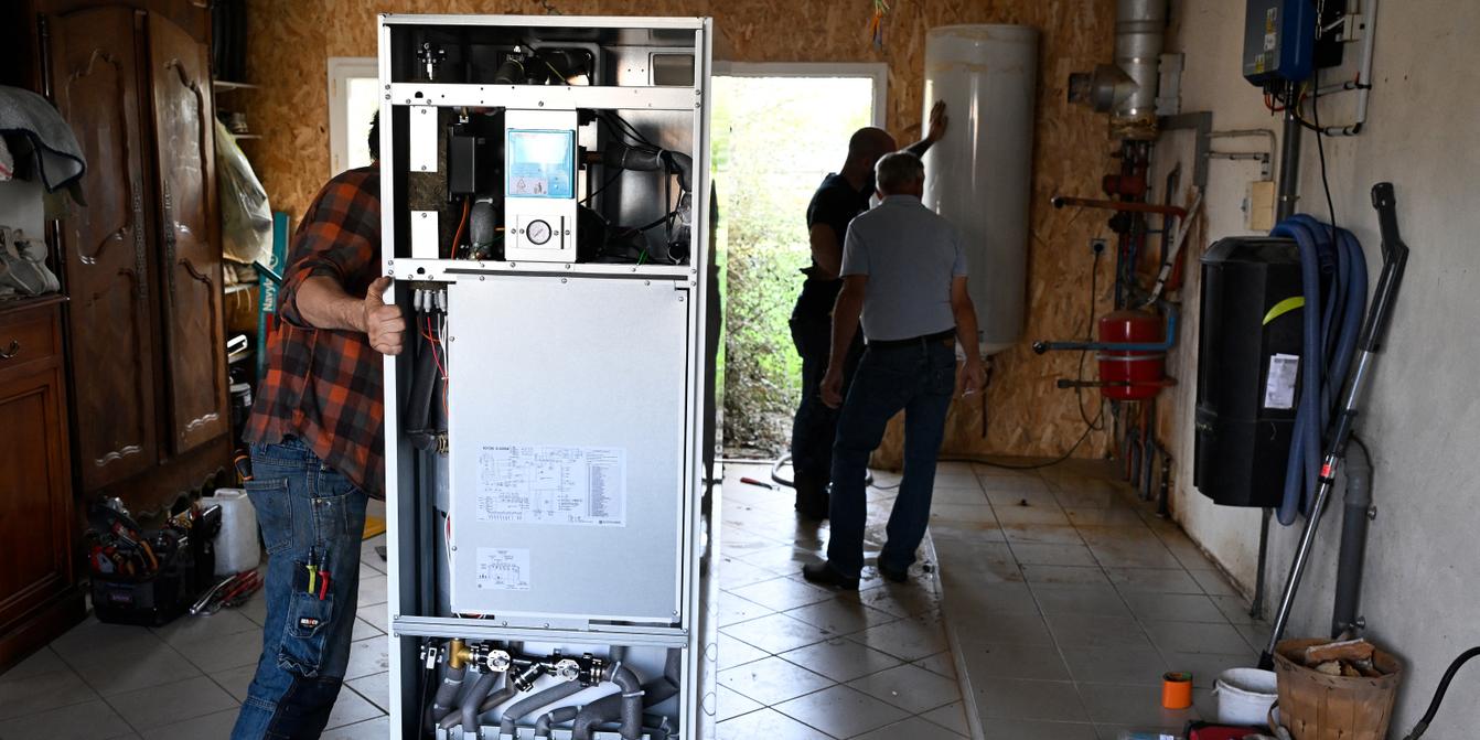 Professionnel effectuant un diagnostic de performance énergétique