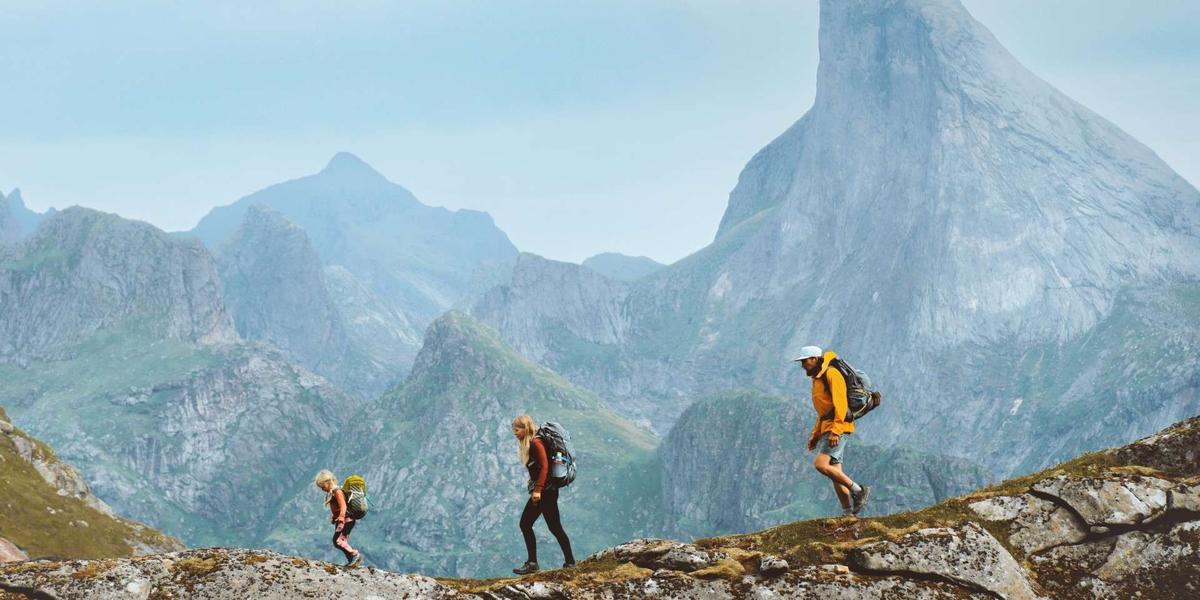 Randonnée en montagne avec paysages enneigés et sentier escarpé