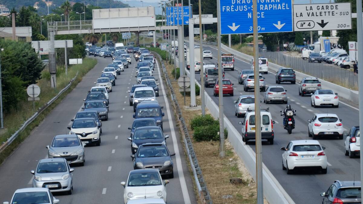 Voitures congestionnées sur une autoroute en France durant l'été
