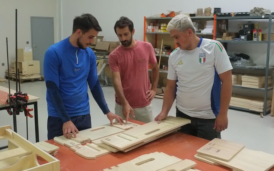 Écouflant (Maine-et-Loire), vendredi 25 juillet. Dans l'atelier Tchao Tchao, Julien Boucault (au centre), entouré de Simon (à droite) et de Dany (à gauche), supervise le contrôle qualité des kits qui transformeront les véhicules classiques en vans aménagés.