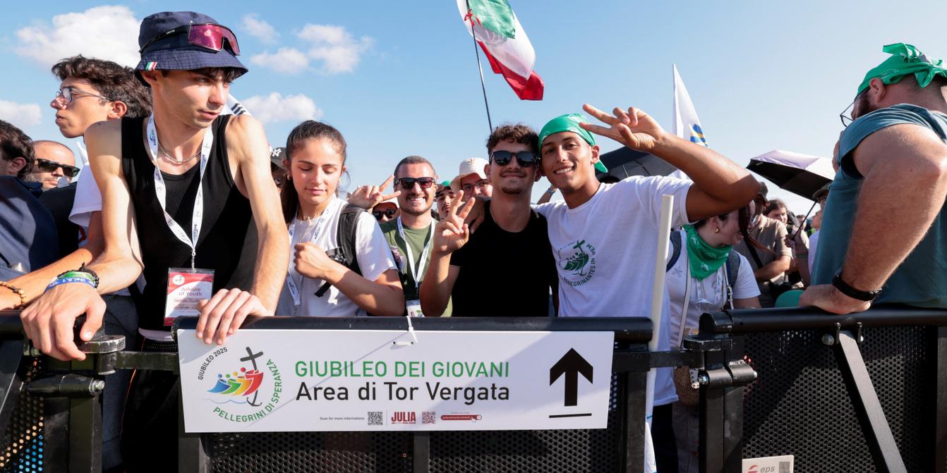 Jeunes face au pape lors du rassemblement à Rome