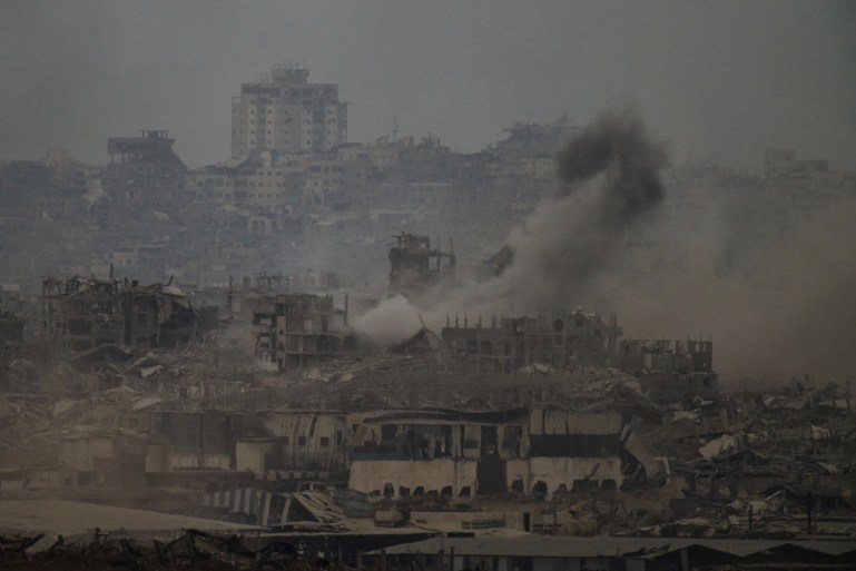 Fumée s'élevant après des bombardements à Gaza