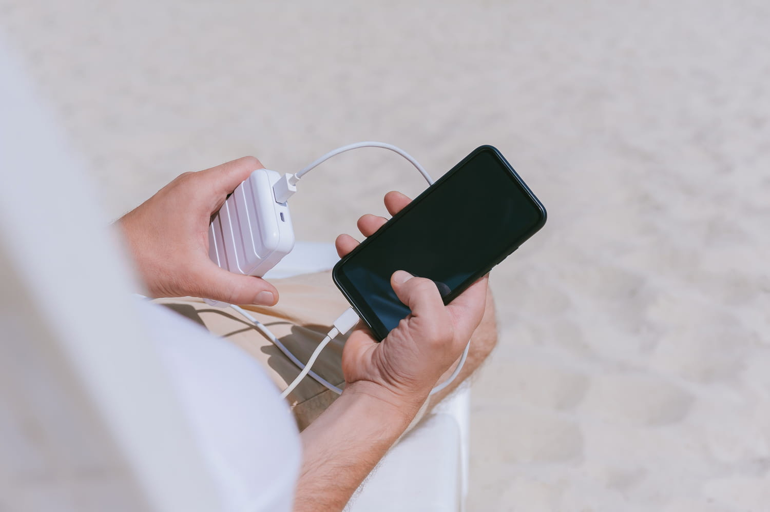 Que faut-il débrancher en premier, le câble ou le chargeur ? Apple, Xiaomi et Huawei répondent à la question