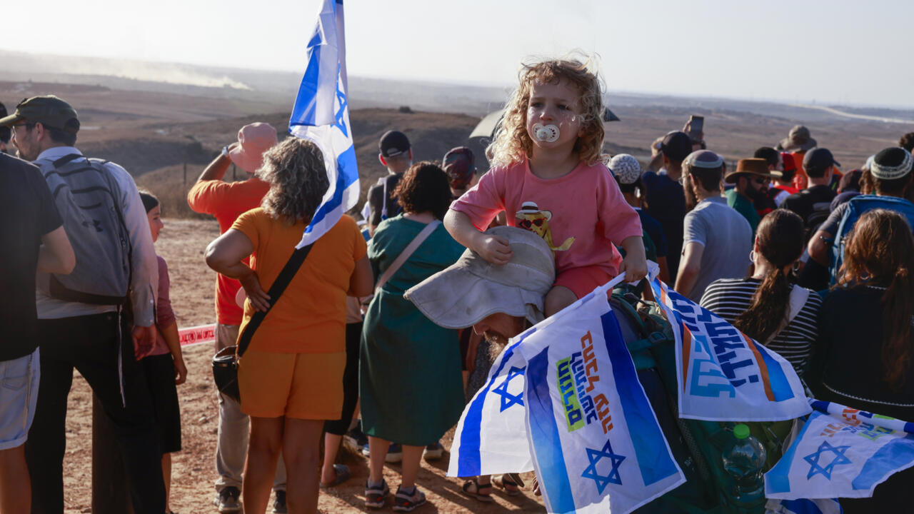 Manifestants israéliens d'extrême droite sur une colline surplombant Gaza