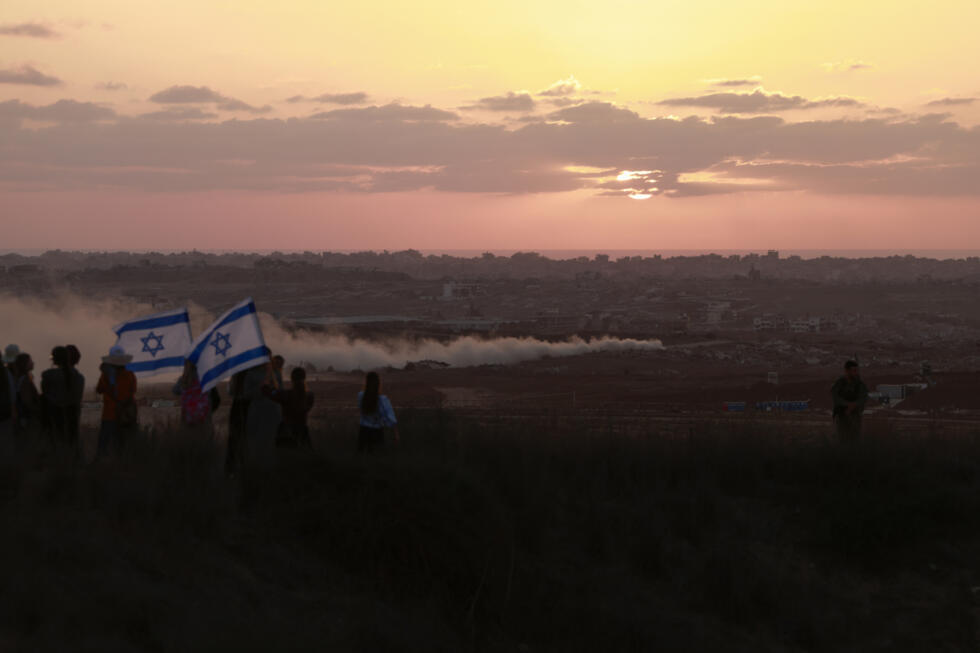 Manifestants israéliens d'extrême droite rassemblés près de la barrière frontalière