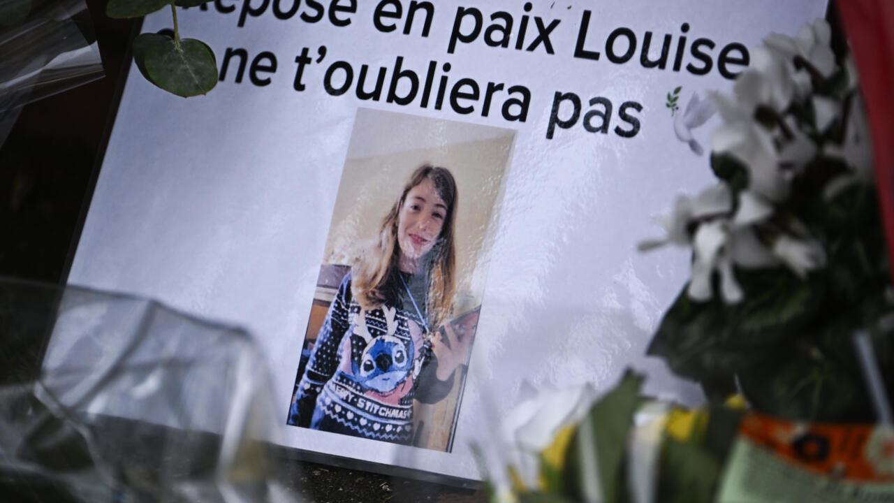 Une photographie de Louise accompagnée de bouquets déposées devant son collège d'Epinay-sur-Orge (Essonne) le 8 février 2025