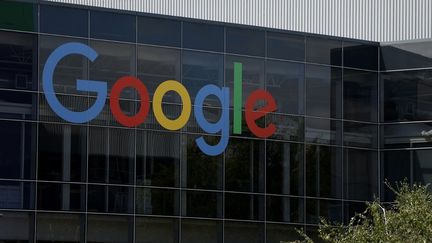 Un panneau à l'extérieur d'un bâtiment sur le campus du siège social de Google, le 23 juillet 2025 à Mountain View, en Californie. (JUSTIN SULLIVAN / GETTY IMAGES NORTH AMERICA / AFP)