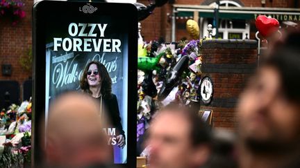 Des fans rendent un dernier hommage à Ozzy Osbourne à Birmingham, le 30 juillet 2025. (BEN STANSALL / AFP)