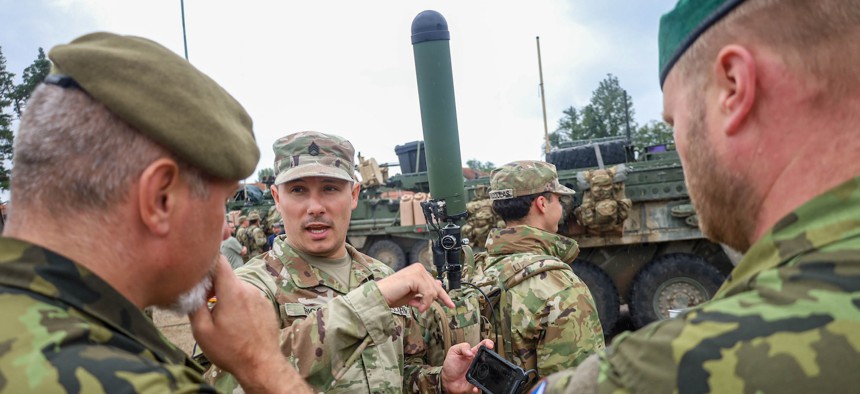 Des soldats démontrent l'utilisation d'un système terrestre lors du projet Flytrap 4.0, au centre d'entraînement de Bemowo Piskie, le 29 juillet 2025. U.S. Army / Sgt. Devin Klecan