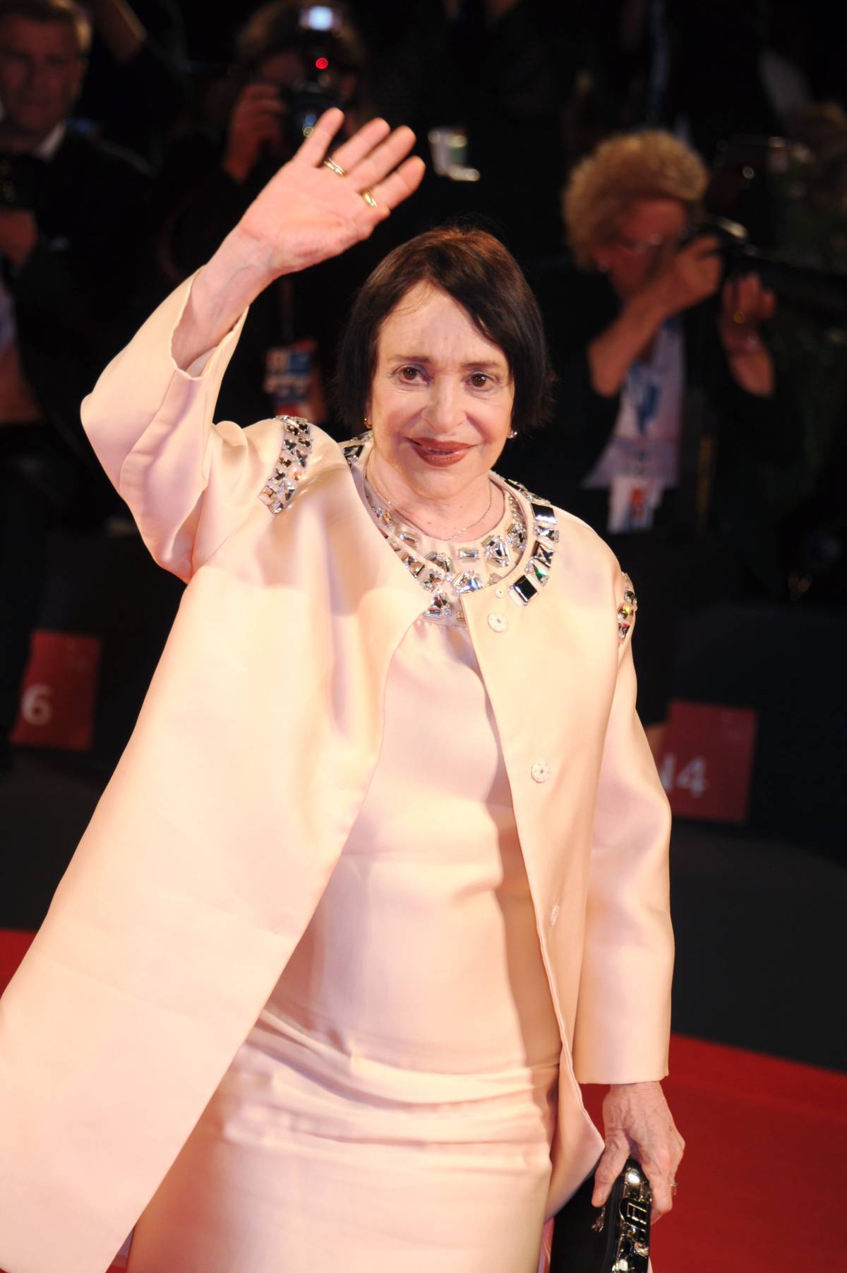 Adriana Asti è morta nel sonno. La signora del teatro e del cinema aveva 94 anni