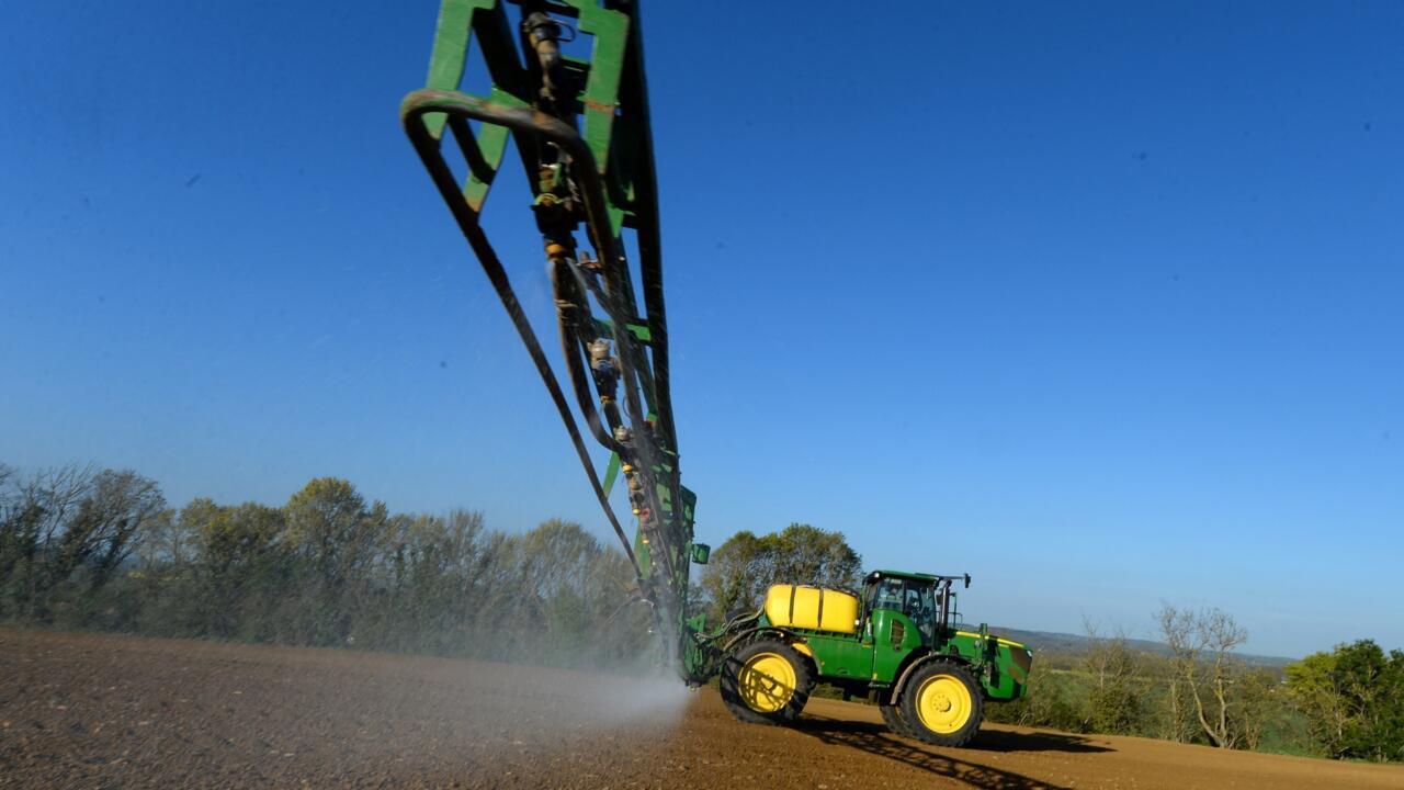 Un agriculteur français pulvérise du glyphosate dans le nord-ouest de la France, dans un champ de maïs, à proximité d'un parc éolien, le 23 avril 2021.