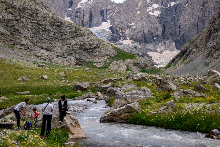 Randonneurs près du glacier du mont Jélo, province de Hakkari, Turquie, 13 juillet 2025