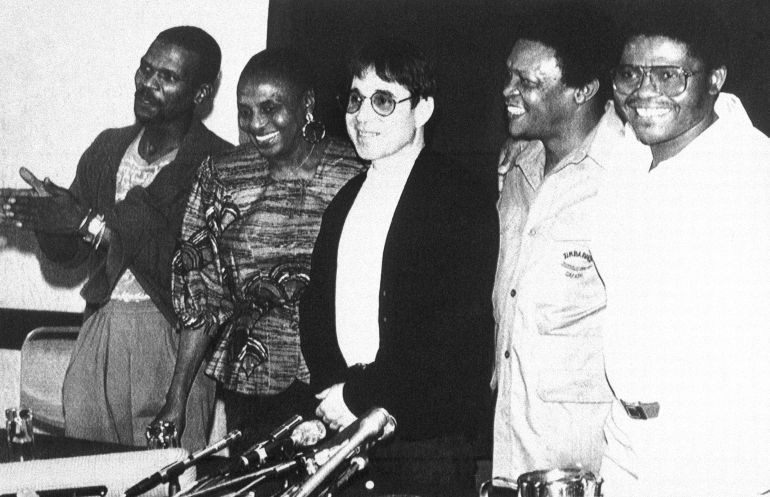Le musicien Paul Simon entouré de musiciens africains en 1987