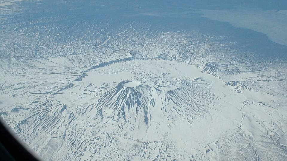 Le volcan Kracheninnikov en éruption avec colonne de cendres