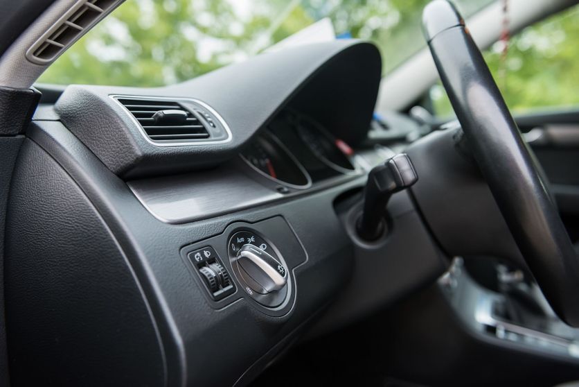 Salon d'une nouvelle voiture stylée. Intérieur sombre.