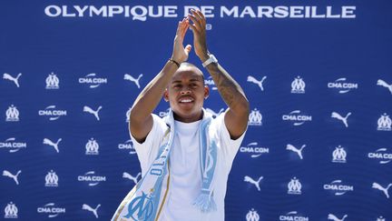 Le Brésilien Igor Paixao accueilli à son arrivée à Marseille, le 31 juillet 2025. (MAXPPP)