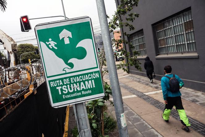 Un panneau indiquant l’itinéraire d’évacuation en cas de tsunami lors d’une alerte au tsunami à Valparaiso, au Chili, le 30 juillet 2025.