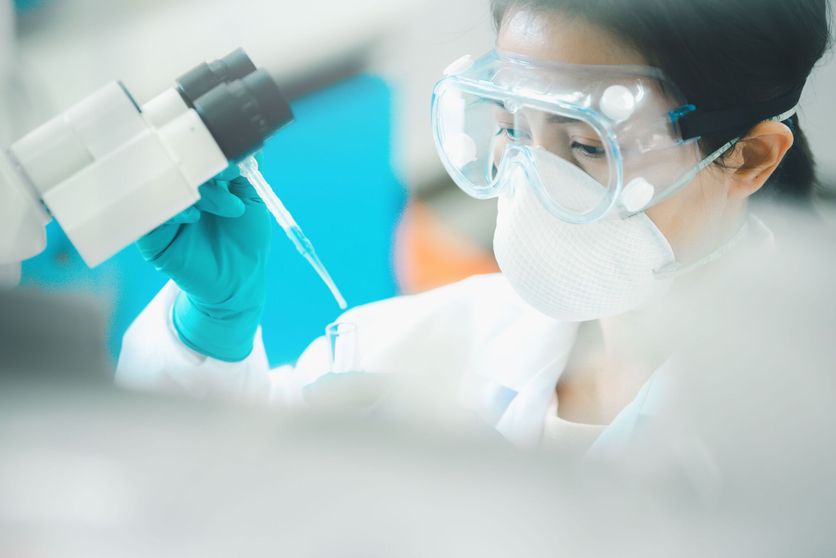 Docteur ou scientifique utilisant une pipette dans un laboratoire de recherche