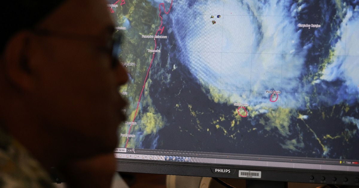 Des météorologues de Météo-France surveillent la tempête tropicale 'Garance' qui s'approche de l'île de La Réunion, le 26 février 2025 à Saint-Denis de la Réunion