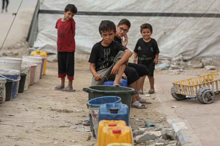 Personnes déplacées souffrant pour avoir de l'eau potable à Gaza
