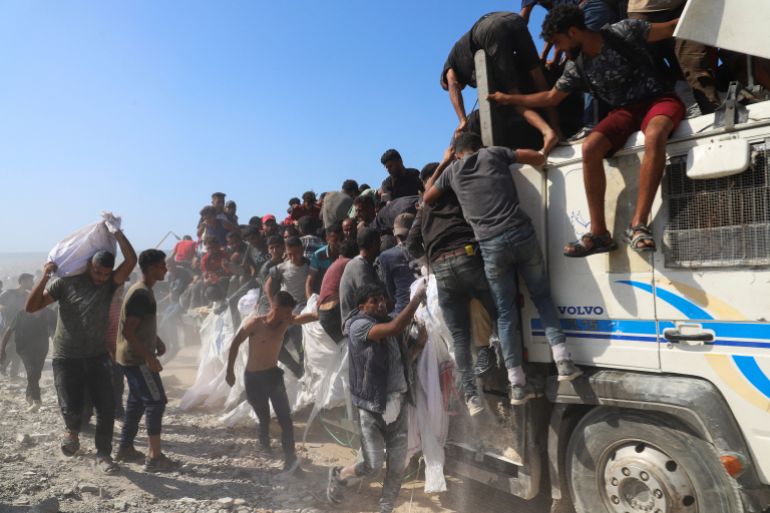 Palestiniens autour d'un camion d'aide à Beit Lahia
