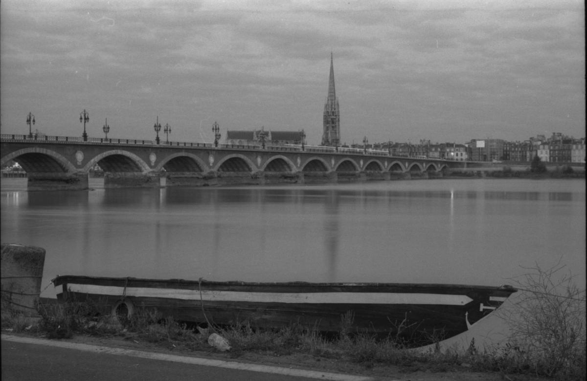 Les lampadaires du pont de pierre sont éteints au petit matin, le 2 août 1989.