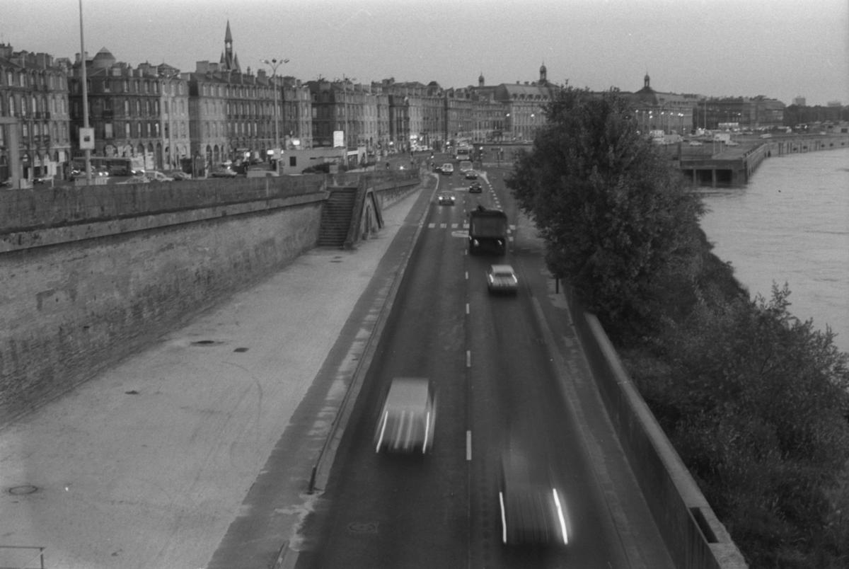 Le 2 août 1989, l’éclairage public est arrêté à partir de 5h25. Ici, le jour commence à se lever sur les quais, rive gauche.