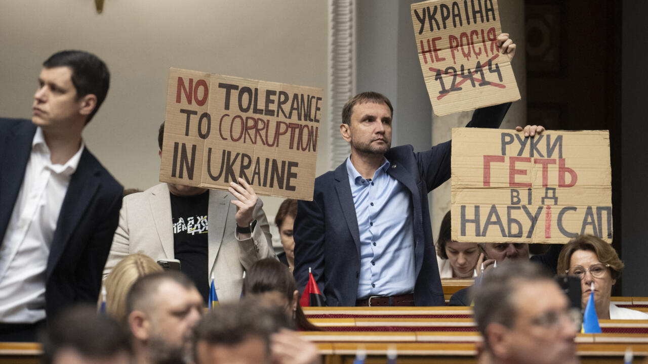 Les législateurs ukrainiens protestent alors qu'ils votent un projet de loi visant à remplacer une loi qui limitait les pouvoirs des organismes de lutte contre la corruption à Kiev, le 31 juillet 2025