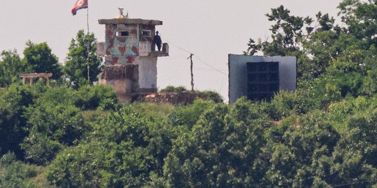 Soldats sud-coréens déchargeant un haut-parleur
