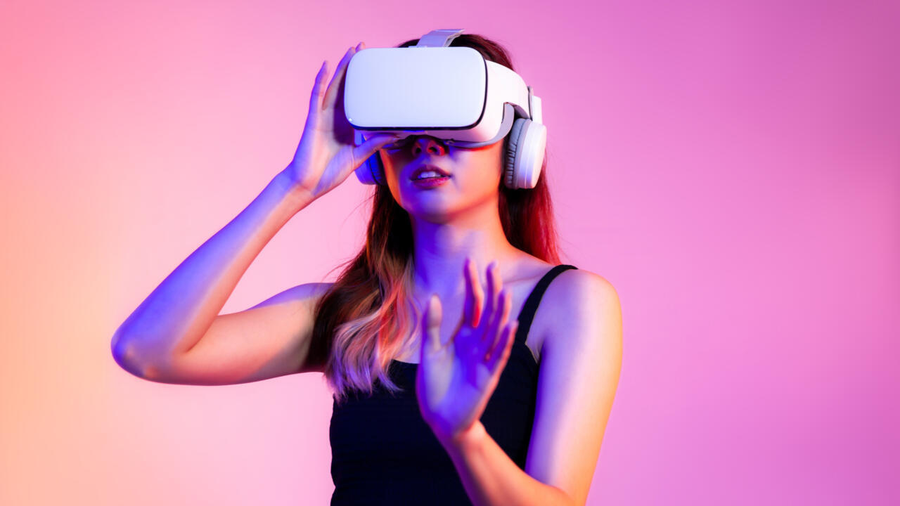 Image d'illustration montrant une personne munie d'un casque de réalité virtuelle.