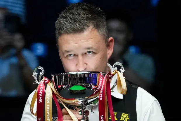 Kyren Wilson tenant le trophée du Masters de Shanghai 2025