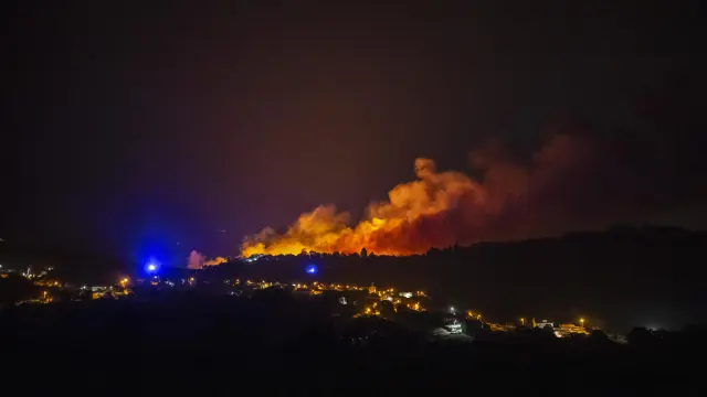 Incendie à Vilardevós, Orense, brûlant plus de 570 hectares.