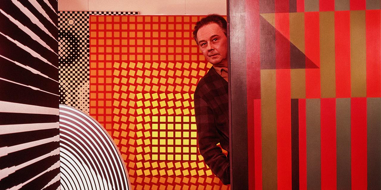 Victor Vasarely dans ses oeuvres à Paris en France, en 1964.