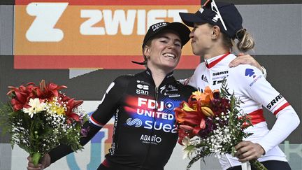 Demi Vollering sur le podium du Tour de France femmes