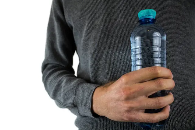 Hidraterse es fundamental para la buena salud del organismo, por lo que es necesario beber abundante agua durante todo el día.