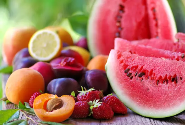 Frutas frescas en mesa de madera.
