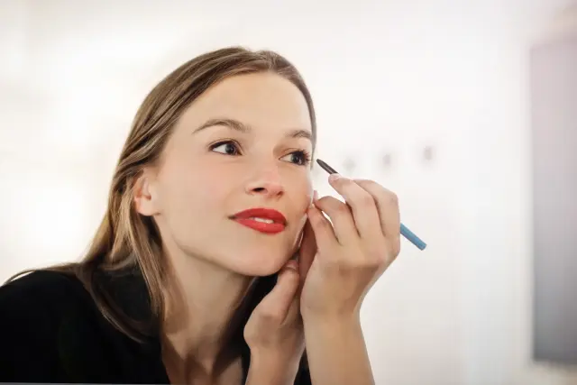 Technique de maquillage pour un regard plus jeune