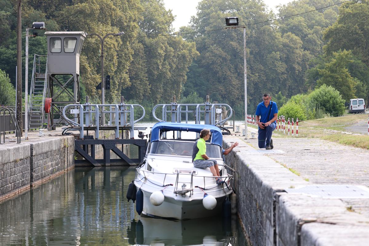 Nicolas, l’éclusier de VNF, ralentit l’ouverture des portes sur la Garonne afin d’éviter à la petite embarcation du couple de Savoyards d’être secouée.