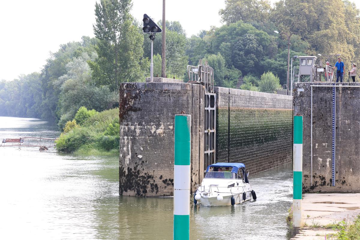 À l’écluse de l’embouchure, le dénivelé entre Garonne et le canal latéral frôle les huit mètres.