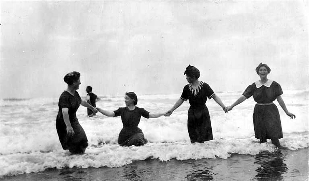 Femmes en costumes de bain dans l’Océan pacifique, à Moclips, 1913.