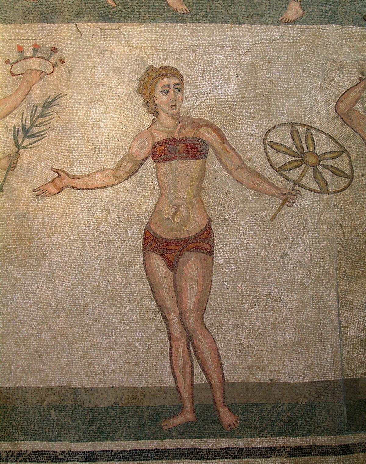 Les mosaïques de la Villa romaine du Casale à Piazza Armerina en Sicile (IIIe siècle) présentent des jeunes femmes sportives.