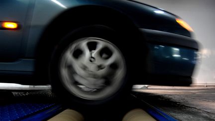 Une voiture passe le contrôle technique. Photo d'illustration. (MYCHELE DANIAU / AFP)