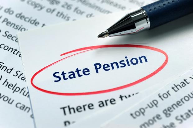 Pension d'État entourée sur un document avec un stylo.